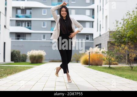 Femme avec des talons hauts devant de nouveaux bâtiments Banque D'Images