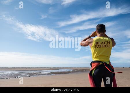 Patrouille sur la plage Banque D'Images