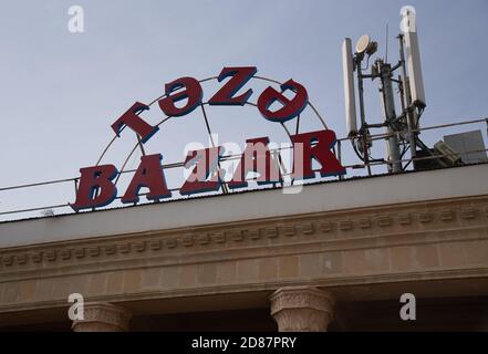 Bakou, Azerbaïdjan - 11 février 2020 : panneau au-dessus de l'entrée du célèbre bazar de Teze l'après-midi ensoleillé de février à Bakou, Azerbaïdjan. Banque D'Images