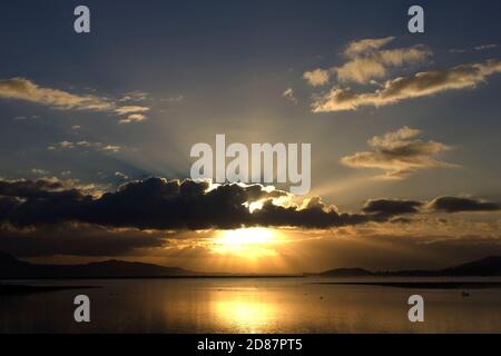 Poutres de soleil depuis le soleil derrière les nuages du matin Banque D'Images