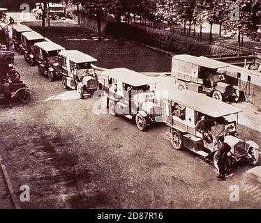 Ambulances transportant des soldats blessés à l'hôpital de campagne n° 1, Neuilly, France, US Army signal corps, 7 juin 1918 Banque D'Images