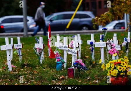 Toronto. 27 octobre 2020. Photo prise le 27 octobre 2020 montre des croix pour les personnes qui ont perdu la vie en raison de la COVID-19 à l'extérieur de la communauté de soins Camilla à Mississauga, Ontario, Canada. Le Canada a franchi une autre étape sinistre mardi, alors que le nombre de décès de COVID-19 dans le pays a atteint 10,001, selon CTV. Credit: Zou Zheng/Xinhua/Alamy Live News Banque D'Images