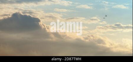 Ciel nuageux au coucher ou au lever du soleil. Nuages de coucher de soleil pastel. Magnifique paysage panoramique. Nuage de cumulonimbus moelleux sur ciel bleu Banque D'Images