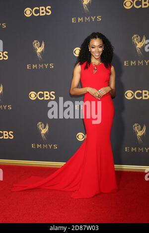 LOS ANGELES - SEP 17 : Sonequa Martin-Green à la 69e Primetime Emmy Awards - arrivées au Microsoft Theatre le 17 septembre 2017 à Los Angeles, CA Banque D'Images