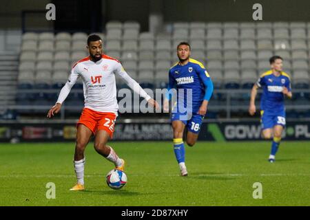 Kingston, Royaume-Uni. 27 octobre 2020. CJ Hamilton de Blackpool sur le ballon lors du match EFL Sky Bet League 1 entre AFC Wimbledon et Blackpool au Kiyan Prince Foundation Stadium, Kingston, Angleterre, le 27 octobre 2020. Photo de Carlton Myrie. Utilisation éditoriale uniquement, licence requise pour une utilisation commerciale. Aucune utilisation dans les Paris, les jeux ou les publications d'un seul club/ligue/joueur. Crédit : UK Sports pics Ltd/Alay Live News Banque D'Images