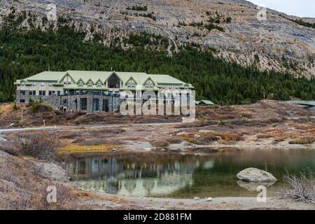 Columbia Icefield Discovery Centre (Glacier View Lodge) en automne. Parc national Jasper, Alberta, Canada. Banque D'Images