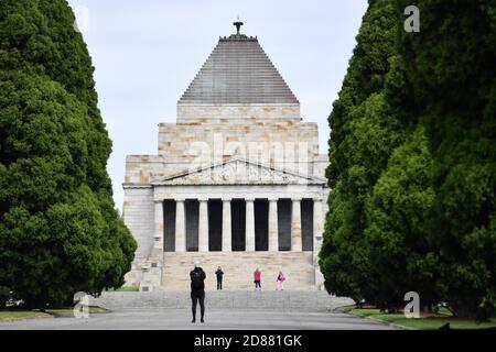 Sydney, Australie. 19 octobre 2020. Des personnes portant des masques visitent le Sanctuaire du souvenir à Melbourne, Victoria, Australie, le 19 octobre 2020. Après plus de trois mois de confinement, la ville métropolitaine de Melbourne est passée de la deuxième étape à la troisième étape des restrictions, et la région de Victoria poursuit sa troisième étape avec un assouplissement supplémentaire des restrictions à partir de minuit le 27 octobre. Tout l'État a enregistré zéro nouvelle infection par le COVID-19 et aucun décès lié au virus pour une deuxième journée consécutive le 27 octobre. Crédit: Bai Xue/Xinhua/Alay Live News Banque D'Images