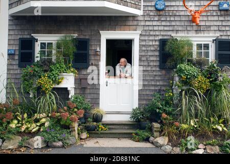 Porte pittoresque avec un vieil homme qui se repose à Provincetown, Massachusetts. Banque D'Images