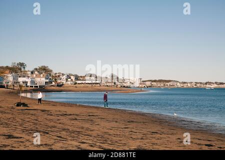 Couple marche le long de la plage avec des masques à l'automne 2020. Banque D'Images