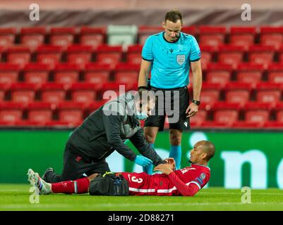 Liverpool. 28 octobre 2020. Fabinho de Liverpool reçoit un traitement pour une blessure lors du match de la Ligue des champions de l'UEFA entre le FC Liverpool et le FC Midtjylland à Anfield à Liverpool, en Grande-Bretagne, le 27 octobre 2020. Credit: Xinhua/Alay Live News Banque D'Images