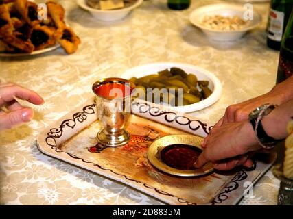 La fin du Sabbat juif est appelée Havdalah. Une bougie allumée est éteinte dans le vin et les mains sont placées dans le vin qui est ensuite mis sur le visage. Banque D'Images