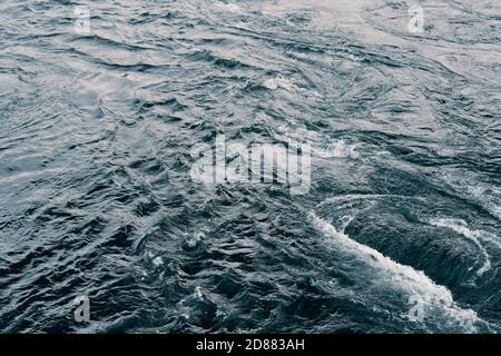 Texture bleu sur fond sombre. Fond d'écran. Plan de la surface de l'eau de la rivière de mer Banque D'Images