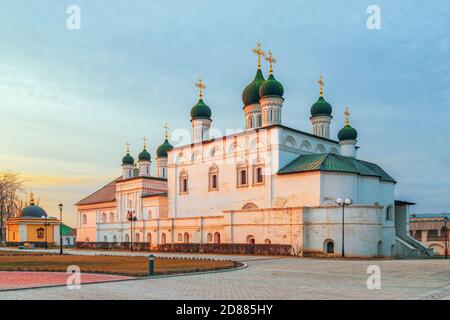 Cathédrale de la Sainte Trinité au Kremlin d'Astrakhan au coucher du soleil. Maison du monastère de la Sainte Trinité. Astrakhan. Russie Banque D'Images