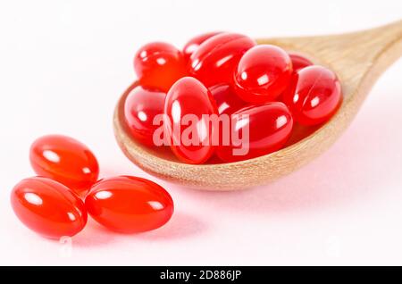 Vitamine Coenzyme Q10 dans une cuillère en bois. Pour éviter le vieillissement. Pilules et médicaments. Banque D'Images