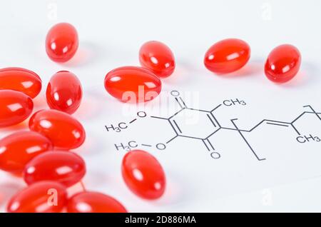 Vitamine Coenzyme Q10 avec formule chimique sur fond blanc. Pour éviter le vieillissement. Pilules et médicaments Banque D'Images