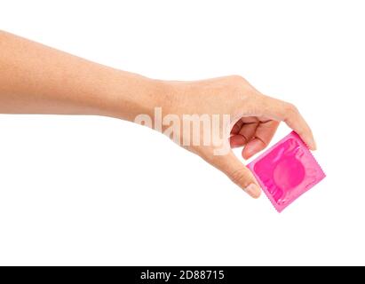 Main tenant un préservatif isolé sur fond blanc, enregistrer le chemin de coupure. Banque D'Images