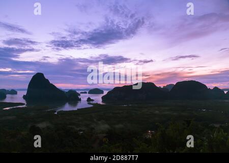 Silhouette de la baie de Phang Nga depuis le point de vue de Samet Nangshe le matin et belle vue sur l'île pendant le lever du soleil à la province de Phang Nga, Thaïlande Banque D'Images