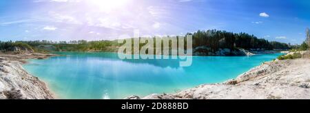 Panorama d'une pittoresque carrière d'argile inondée avec de l'eau turquoise le soleil du matin Banque D'Images