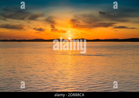 Magnifique coucher de soleil au-dessus de la mer. Seosan-si, Chungcheongnam-do, République de Corée. Banque D'Images