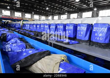 Suzhou, Chine. 27 octobre 2020. La ligne de tri automatisée peut trier 200,000 livraisons express par jour à Suzhou, Jiangsu, Chine le 27 octobre 2020.(photo par TPG/cnschotos) crédit: TopPhoto/Alay Live News Banque D'Images