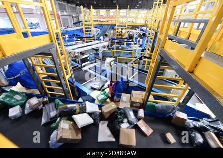 Suzhou, Chine. 27 octobre 2020. La ligne de tri automatisée peut trier 200,000 livraisons express par jour à Suzhou, Jiangsu, Chine le 27 octobre 2020.(photo par TPG/cnschotos) crédit: TopPhoto/Alay Live News Banque D'Images