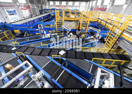 Suzhou, Chine. 27 octobre 2020. La ligne de tri automatisée peut trier 200,000 livraisons express par jour à Suzhou, Jiangsu, Chine le 27 octobre 2020.(photo par TPG/cnschotos) crédit: TopPhoto/Alay Live News Banque D'Images