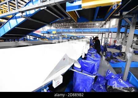 Suzhou, Chine. 27 octobre 2020. La ligne de tri automatisée peut trier 200,000 livraisons express par jour à Suzhou, Jiangsu, Chine le 27 octobre 2020.(photo par TPG/cnschotos) crédit: TopPhoto/Alay Live News Banque D'Images