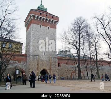 Brama Floriańska, St. Florian's Gate, est la seule porte de la ville des huit construits au Moyen âge dans la fortification de la vieille ville de Cracovie Pologne. Banque D'Images