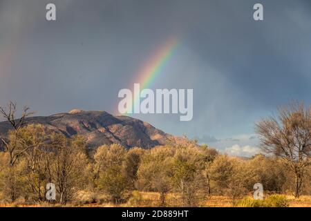 Les nuages de tempête arc-en-ciel et cumulonimbus surent le Mont Sonder / Rwetyepme (1380m) , Tjoritja / Parc national de la chaîne de montagnes de l'Ouest McDonnell Banque D'Images