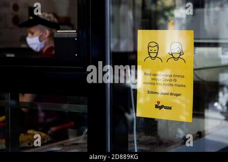 Belgrade, Serbie. 22 octobre 2020. Photo prise le 22 octobre 2020 montre une affiche rappelant aux gens de porter des masques à l'extérieur d'un restaurant à Belgrade, Serbie, 22 octobre 2020. La Serbie a enregistré un record de 1,000 nouveaux cas de COVID-19, comme l'a confirmé le ministère de la Santé du pays dans un communiqué de presse le 27 octobre. Selon le ministère, des échantillons de 9,430 personnes ont été testés au cours des dernières 24 heures, dont 1,053 étaient positifs pour le coronavirus. Credit: Shi Zhongyu/Xinhua/Alay Live News Banque D'Images