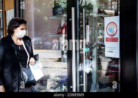 Belgrade, Serbie. 22 octobre 2020. Une femme portant un masque de visage voit des produits à l'extérieur d'un magasin à Belgrade, Serbie, le 22 octobre 2020. La Serbie a enregistré un record de 1,000 nouveaux cas de COVID-19, comme l'a confirmé le ministère de la Santé du pays dans un communiqué de presse le 27 octobre. Selon le ministère, des échantillons de 9,430 personnes ont été testés au cours des dernières 24 heures, dont 1,053 étaient positifs pour le coronavirus. Credit: Shi Zhongyu/Xinhua/Alay Live News Banque D'Images