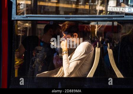 Belgrade, Serbie. 22 octobre 2020. Une femme portant un masque facial est assise dans un autobus à Belgrade, Serbie, le 22 octobre 2020. La Serbie a enregistré un record de 1,000 nouveaux cas de COVID-19, comme l'a confirmé le ministère de la Santé du pays dans un communiqué de presse le 27 octobre. Selon le ministère, des échantillons de 9,430 personnes ont été testés au cours des dernières 24 heures, dont 1,053 étaient positifs pour le coronavirus. Credit: Shi Zhongyu/Xinhua/Alay Live News Banque D'Images