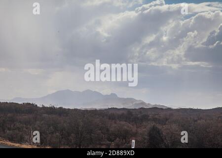 Cumulonimbus nuages de tempête au-dessus de Mt Sonder / Rwetyepme (1380m) , Tjoritja / West McDonnell Ranges National Park Banque D'Images