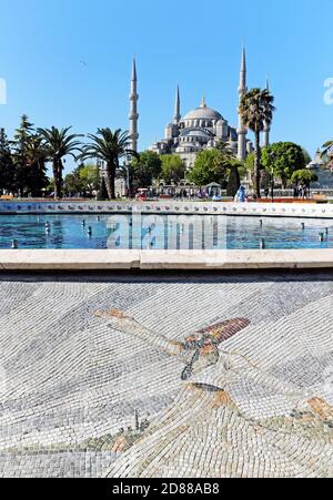 La mosquée du Sultan Ahmed, connue sous le nom de Mosquée bleue, est une mosquée de l'ère du pouf achevée en 1616 dans le quartier de Sultanahmet à Istanbul, en Turquie. Banque D'Images