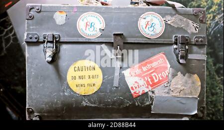 Mallette à bagages de vieux photographes avec autocollants utilisés pour protéger l'équipement de l'appareil photo et le film lors des voyages. Banque D'Images