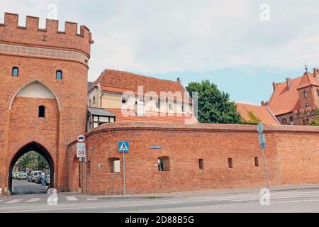 La porte de Mostowa, érigée en 1492, se dresse avec les murs de la ville autour de la vieille ville de Torun, en Pologne. Banque D'Images