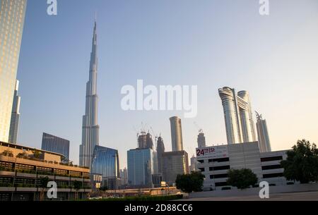 Route du centre financier de Dubaï. Adresse l'hôtel avec vue sur le ciel et le plus haut bâtiment de Burj Khalifa au monde sont visibles sur les lieux. À l'extérieur Banque D'Images