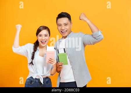 Portrait de joyeux heureux couple holding passeport avec des billets de vol à mains Banque D'Images