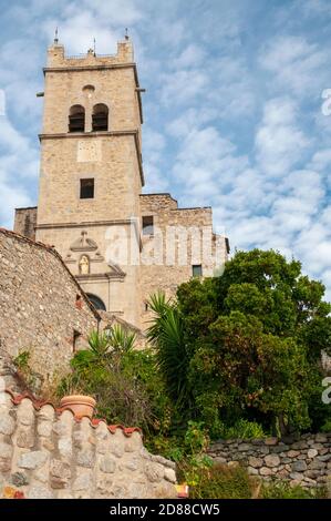 Eglise Saint Vincent dans le village pittoresque d'EUS, classé comme l'un des plus beaux villages de France, Pyrénées-Orientales (66), France Banque D'Images