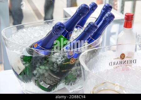 Koblenz Allemagne 27.07.2019 bouteilles de vin mousseux et de champagne refroidis par glace Deinhard dans un seau lors d'une fête ou d'un mariage. Banque D'Images