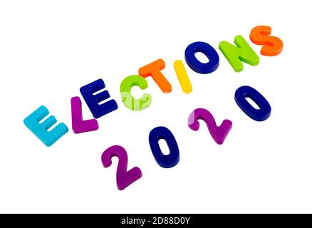 ÉLECTIONS de texte 2020 écrites en lettres plastiques sur fond blanc. Concept de la campagne électorale. Banque D'Images