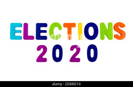 ÉLECTIONS de texte 2020 écrites en lettres plastiques sur fond blanc. Concept de la campagne électorale. Banque D'Images