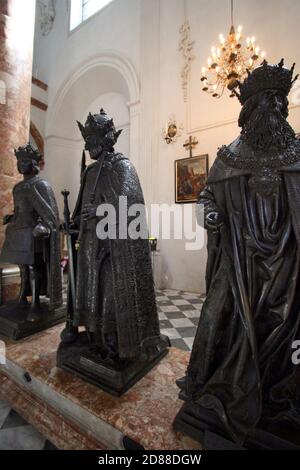 Statues de bronze (de droite à gauche) de Léopold III d'Autriche, l'empereur Frédéric III et le roi Albert II d'Allemagne à Hofkirche, Innsbruck, Autriche Banque D'Images