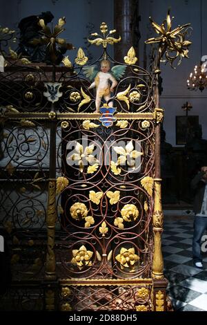 Grille en fer forgé, partiellement dorée, entourant le cénotaphe royal dans l'église de la Cour (Hofkirche), Innsbruck, Tyrol, Autriche Banque D'Images