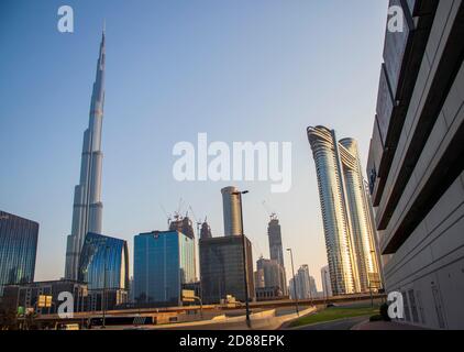 Route du centre financier de Dubaï. Adresse l'hôtel avec vue sur le ciel et le plus haut bâtiment de Burj Khalifa au monde sont visibles sur les lieux. À l'extérieur Banque D'Images