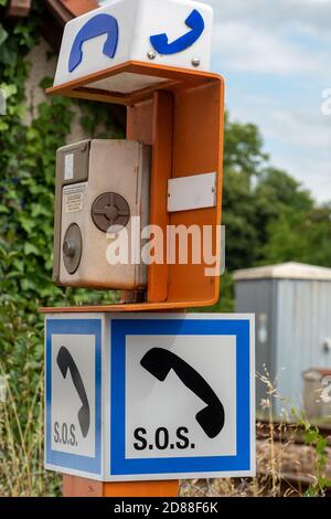 Téléphone d'urgence antique dans une gare française Banque D'Images