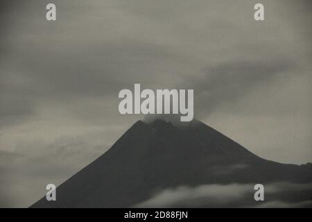 Sleman, YOGYAKARTA, INDONÉSIE. 27 octobre 2020. Le mont Merapi, qui est connu pour être actif à Sleman, Yogyakarta, Indonésie, a émis de la fumée blanche le mardi 27 octobre 2020 dans la matinée. Le chef du Centre de recherche et de développement en matière de technologie des catastrophes géologiques de Yogyakarta (BPPTKG), Hanik Humaida, a expliqué en détail que chaque jour il y avait six tremblements de terre peu profonds, 23 tremblements de terre peu profonds et 2 centimètres de déformation. Sur la base des données sismiques moyennes et de l'observation continue, le Centre de recherche et de développement sur les technologies géologiques en cas de catastrophe de Yogyakarta (BPPTKG) a déclaré le prochain eru Banque D'Images