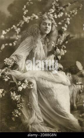 Carte postale vintage. Maude Fealy comme la foire de Rosamund dans 'Becket' - Philco 3106 A (carte postale) - photo de Philco Studio (Londres) 1904 - postmarqué Chester Angleterre 19 août 1906 - restauré de la carte postale originale par le photographe du Montana. Banque D'Images