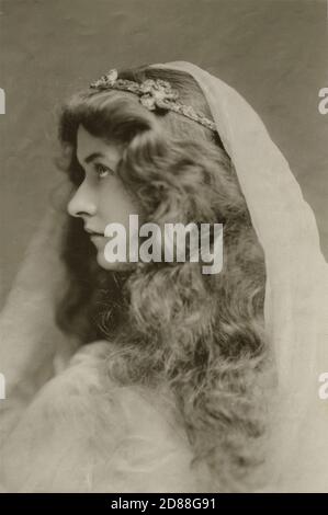 Carte postale vintage. Maude Fealy comme 'Fair Rosamund' dans 'Becket' - photo de Johnston et Hoffman (Londres) août ou sept 1904 - cachet de la poste Penicuik Scotland - restauré de la carte postale originale par le photographe du Montana. Banque D'Images