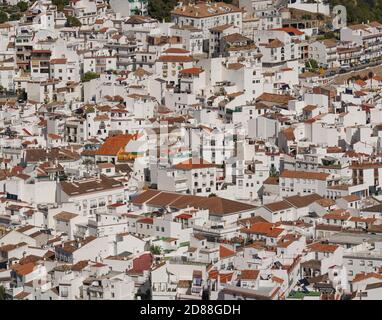 OJEN Espagne. Blanc typique village de montagne andalouse d'OJEN, à l'intérieur des terres de Marbella, Andalousie, Espagne. Banque D'Images